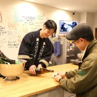 客に日本酒を提供する宍戸さん＝千葉市稲毛区