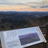 東山魁夷の出世作「残照」（東京国立近代美術館蔵）の解説パネルと夕映えの房総丘陵
