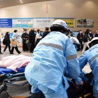 乗客が行き交う中、訓練で重傷者の救護を行う流山市消防本部の救急隊員