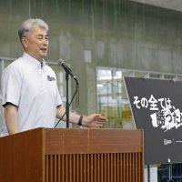 今季のスローガンを発表する千葉ロッテの吉井監督＝３１日、沖縄県石垣市（共同）