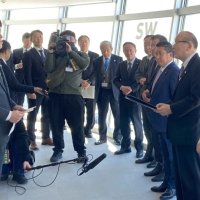 成田空港のランプセントラルタワーで成田市の小泉市長（右から２人目）ら空港周辺９市町の首長と意見交換を行う中野国交相（左）＝２４日、成田市