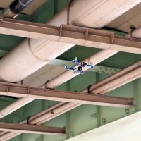 橋裏の配管を撮影するドローン＝３日、千葉市花見川区
