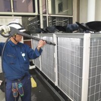 空調の室外機の洗浄作業＝エアマル提供
