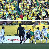 千葉─柏　後半、柏のゴール前で競り合う両チームの選手たち＝フクアリ