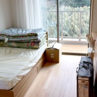 個室にはベッド、机、棚や洗面台が用意されている