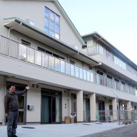 奥が居住棟。手前の管理棟とつながっている
