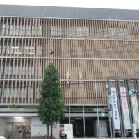 小学校更衣室で録画中のスマホ発見　所有の３０代教諭死亡　市川市