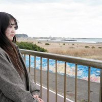 慣れ親しんだ海を眺める佐久間さん。「自分にとって海は、『外せない存在』」