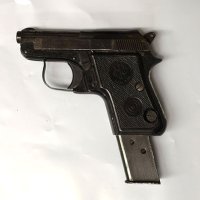 君津市の容疑者宅から押収された自動式拳銃（千葉県警提供）