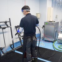温水高圧洗浄機を使った洗浄作業