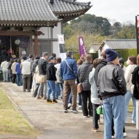 忠勝の御朱印を受け取るために並んだ参拝者ら