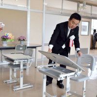 分教室の開室式で児童が使う机を確認する宮本市長