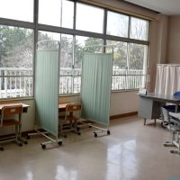 教室の窓際に設けられた個別学習用のスペース