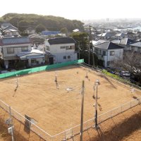 銚子気象台に隣接して設置されている「露場（ろじょう）」。地面からの熱を避けるために芝生を植え、安定した環境で気象観測を行う