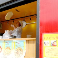 子ども食堂として月に１度活動するキッチンカー「フライングトマト」も交流会に参加。焼きたてのピザなどを提供している