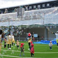 【写真複数あり】成田空港に「ポポパーク」オープン　保育ルーム専用の広い園庭、園児ら笑顔　旅客が使える憩いのエリアも