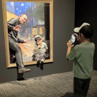 「うごくゴッホのせかい」展、幕張で開幕　家族連れらでにぎわう　自画像まばたき、花びら舞うデジタルアートも