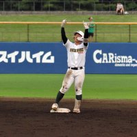 専大松戸－境　４回裏専大松戸１死二塁、適時二塁打を放ち両手を挙げて喜ぶ伊藤＝ノーブルホームスタジアム水戸
