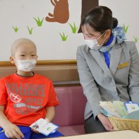 スズラン、しおりで幸せに　ＡＮＡ客室乗務員　成田赤十字病院患者へ贈る
