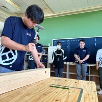 昨年に開校した多能工職人育成学校で技能を学ぶ生徒。他社の社員も受け入れ、泊まり込みで技能向上を目指す＝香取市（ハウジング重兵衛提供）