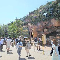 来園者で混み合う人気のディズニー映画「ピーター・パン」のアトラクション「ピーターパンのネバーランドアドベンチャー」＝６日午前、浦安市