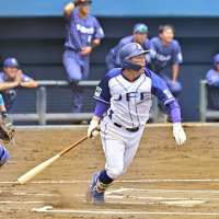 ＪＦＥ東日本―テイ・エステック　１０回表ＪＦＥ１死二、三塁、本間が右前に勝ち越し打を放つ