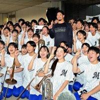 記念写真撮影に応じる千葉ロッテ・池田（中央）と習志野高校吹奏楽部員たち＝ＺＯＺＯマリン
