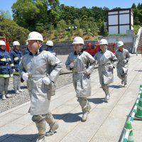 手順を確認しながら迅速に動く訓練参加者＝成田市