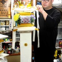 房州切子を持ち上げ、全体を見せる中村さん＝２４日、館山市
