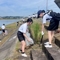 力合わせ黒部川きれいに　夏行事控え中高生ら１００人　香取