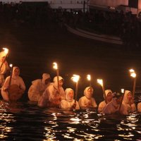 【動画あり】白装束８０人「大夜泳」　たいまつ掲げ豊穣祈る　南房総・白浜海女まつり