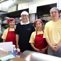 子ども食堂を開いている幸福軒店主の小黒さん（左から２人目）と従業員