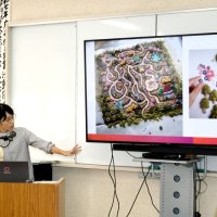 地元出身のお菓子絵本作家の上岡さんの講演も行われた