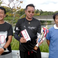 優勝した桂田さん（中央）、２位と大物賞の保谷さん（左）、３位の畠中さん
