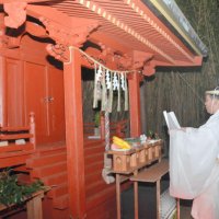 修された本殿にご神体が戻り祝詞を奏上する平澤宮司＝２０日夜、市原八幡神社