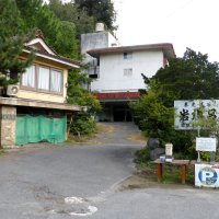 養老渓谷温泉郷の活性化策として、廃業した「ホテル岩風呂」の立ち寄り湯としての利活用が検討されている