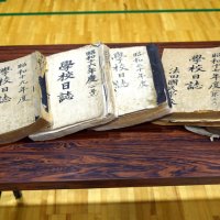 法典小が保管している学校日誌。校名が現在と異なるなど歴史を感じさせる