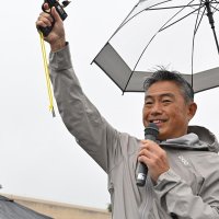 スタートの号砲を鳴らす渡辺芳邦木更津市長
