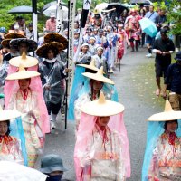 時代絵巻で大多喜のまちを彩った武者行列。出発時に雨に見舞われ、衣装の上から雨よけの透明ビニールを付けて進んだ＝１２日、大多喜町