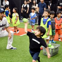 「ＰＬＡＹＢＡＬＬ」のプレイベントでは子どもたちが元プロ野球選手からボールの遊び方を教わる教室が開かれた