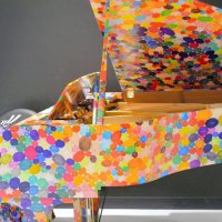 カラフルストリートピアノ登場！　盲目のシンガー弾き語り　アートと音楽、旅客を魅了　成田空港第３ターミナル