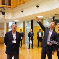廃校をリノベーションした「ＭＵＪＩ　ＢＡＳＥ　ＯＩＫＡＷＡ」を現地視察する熊谷知事（右から２人目）＝２１日、大多喜町