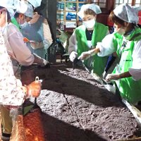 奉納されたジャンボおはぎ。祈とう後、小分けして参拝客に振る舞われた＝１３日、君津市