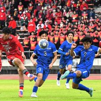 市船橋との準決勝の前半、シュートを放つ流通経大柏・渡辺（左手前）＝９日、柏の葉
