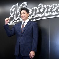 就任会見で、笑顔でガッツポーズする千葉ロッテのサブロー新監督＝１０月８日、ＺＯＺＯマリン