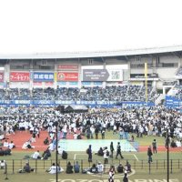 ファンで埋まるＺＯＺＯマリンスタジアムのグラウンド＝ＺＯＺＯマリン
