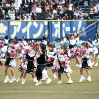 グラウンドで踊りを披露する「マリーンズ・ダンスアカデミー」の子どもら