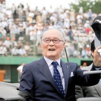 佐倉市の市民栄誉賞表彰式にオープンカーで登場し、帽子を掲げて歓声に応える長嶋茂雄さん＝２０１３年７月、佐倉市の長嶋茂雄記念岩名球場