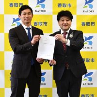伊藤市長（右）から委嘱状を受け取った荻野選手＝１月、香取市役所
