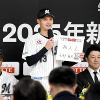 色紙に「新人王」と目標を書いた２位指名の毛利海大投手